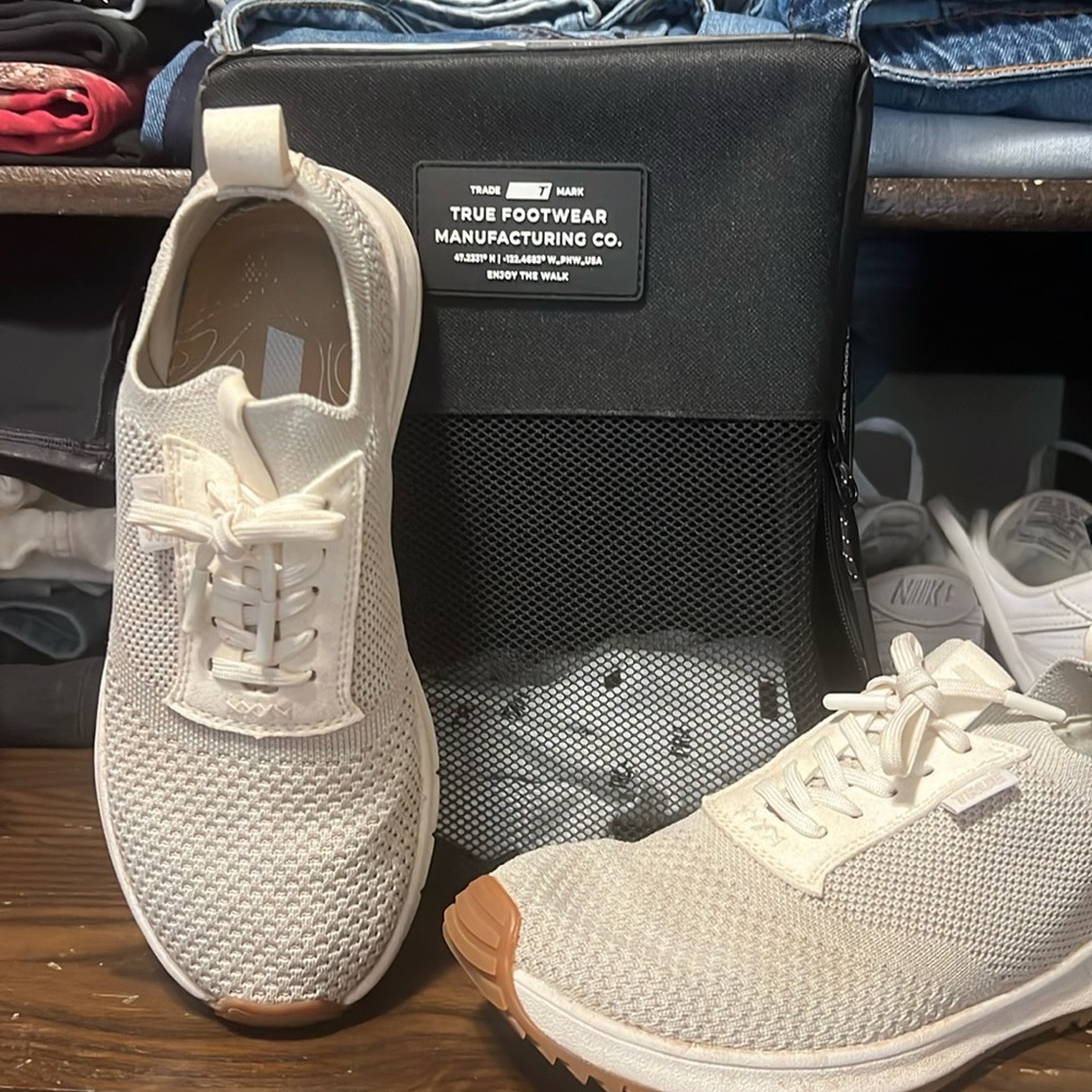 True Women’s 7.5 golf shoes